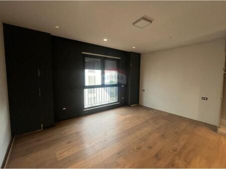 Shitet apartament 2+1+2 tek Liqeni i Thate
