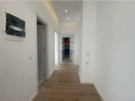 Apartament 2+1+2 ne shitje te Rruga e Barrikadave!