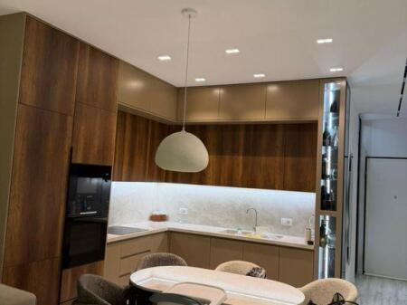 VENDIAMO APPARTAMENTO 2+1 INVESTITO, PRESSO "EMERALD CENTER" IN VIA 5 MAJI!