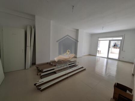Shitet Apartament 2+1 prane Ish-URT Durres
