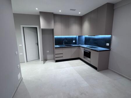  APARTAMENT ME QERA 1+1 – Rruga 5 maji 400€ (tek Concord)!!