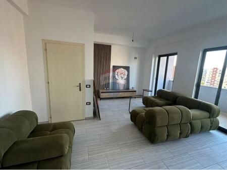 Offriamo in affitto un appartamento 2+1+2 ad Astir vicino all'Hotel Marinaj sulla strada principale,
