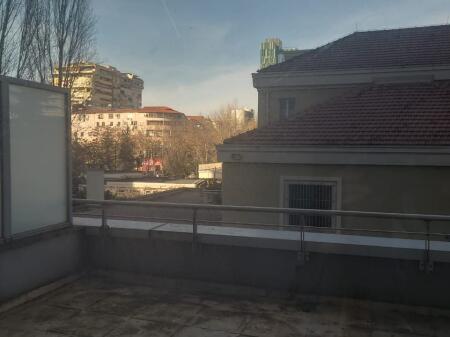Jepet  me qera ambient  biznesi 3+1+2 + 28 m2 verande  (Sky towers)
