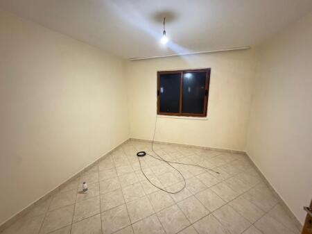 Jepet me qera apartament 1+1 (bosh)  Zona: Pediatria Çmimi: 250 € / muaj