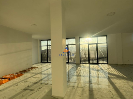 LOCALE COMMERCIALE IN AFFITTO 140M2 "SAUK, INCROCIO VERSO FARKË" 90.000 LEKE