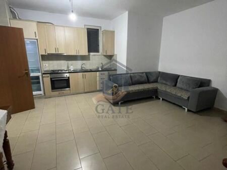  Jepet me Qira 1+1 në Rrotën e Kuqe, Durrës