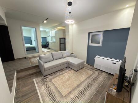 Jepet me qira apartament 2+1   Pranë Stacionit të Trenit, ngjitur me ESP Oil  Pallat i ri   84 m²  Kati 1, me hyrje të veçuar  Ambient i rregulluar, i përshtatshëm për banim   Çmimi: 70.000 lekë/muaj  Çmimi i padiskutueshëm
