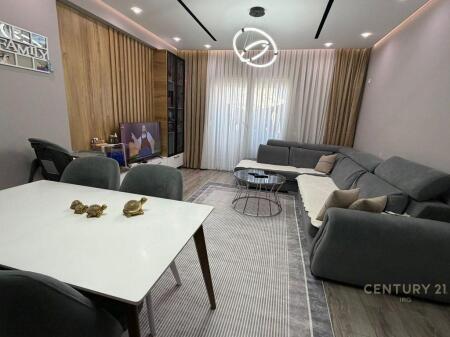 Appartamento 2+1+2 in affitto nel Complesso Star, uno dei complessi residenziali più preferiti per la tranquillità, la sicurezza e l'organizzazione moderna. L'appartamento ha una disposizione molto funzionale, composto da un ampio soggiorno con angolo cottura, due camere da letto, due bagni e un balcone, offrendo il massimo comfort per famiglie o coppie. L'appartamento è arredato in stile contemporaneo, con abbondante illuminazione naturale e lavori di qualità. Il complesso offre manutenzione continua, spazi verdi, parcheggio e rapido accesso alle strade principali, servizi, scuole e centri commerciali. Ideale per chi cerca comfort, sicurezza e un alto standard di vita. L'appartamento sarà disponibile alla fine di gennaio.