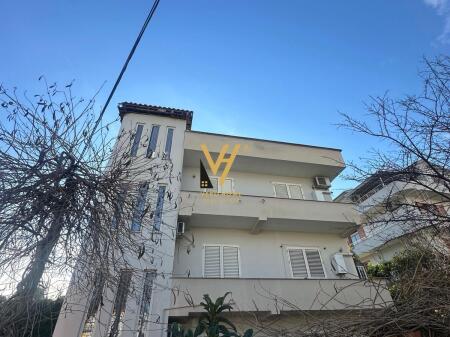 SI AFFITTA EDIFICIO COMMERCIALE DI 3 PIANI IN VIA ELBASANI 4.500 EURO