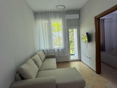  Appartamento 1+1 in affitto – Villette Tedesche   Zona: Villette Tedesche  Edificio nuovo  L'appartamento è arredato e in ottime condizioni  Cucina completamente attrezzata  Camera da letto confortevole  Illuminazione naturale e ambiente tranquillo   Prezzo: 40.000 lek / mese   