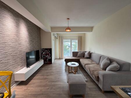 Appartamento 1+1 in affitto completamente investito quartiere 1 Durres