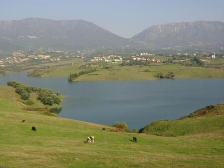 Terreno in vendita con accesso stradale – Farkë, vista sul lago