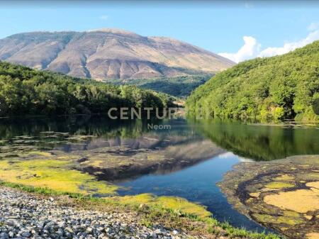 Terreno in Vendita vicino all'Occhio Blu – Opportunità Unica di Investimento nel Cuore della Natura Albanese 3.500.000 €