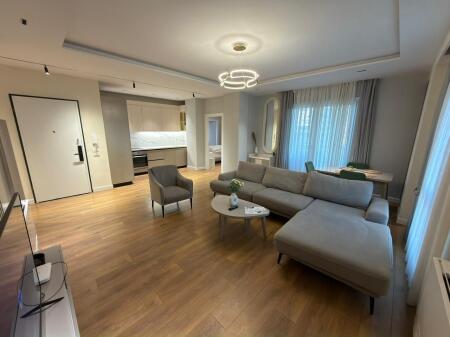  Affitto Super Appartamento 2+1 + Parcheggio  Centro Tirana, 9-Piani  7° piano, palazzo nuovo con ascensore  130 m²  1.200 €/mese (parcheggio incluso)   Alesi Real Estate