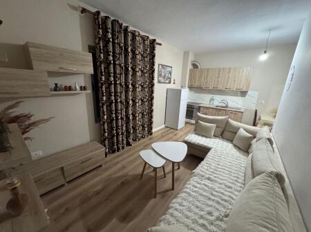 Apartament 1+1 me qira – Fresk, Tiranë  Vendndodhja: Fresk  Kati: 5 (pallat me ashensor)  Tipologjia: 1+1 (një dhomë gjumi + një sallon me kuzhinë)  Çmimi: 30000  lekë/muaj