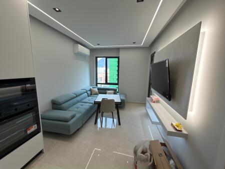  Jepet me qira apartament 1+1  Rruga 5 Maji, Tiranë  Kati 4, pallat me 2 ashensorë  I pabanuar më parë  Çmimi: 500 € / muaj   Alesi Rea