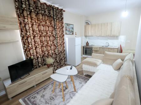  Jepet me qira Apartament 1+1  Fresku Çmimi: 35.000 lekë / muaj