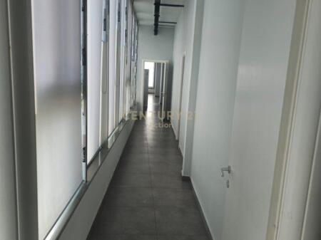 Locale ufficio in affitto ad Astir, con ampia superficie e organizzazione funzionale.