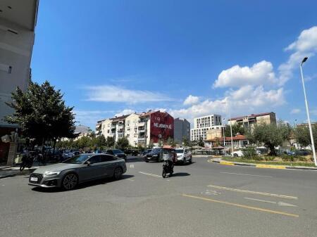  Ambient Biznesi në Shitje – Komuna e Parisit, Tiranë