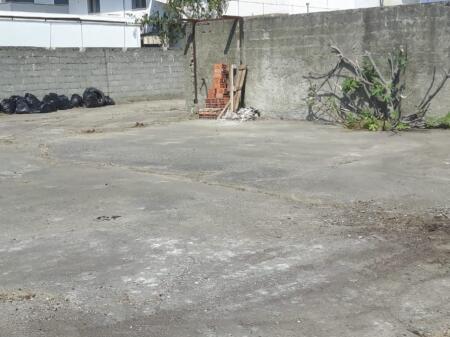 VENDESI IN VENDITA E CORTILE, VICINO ALL'EX ZDRUKTHTARIA (vecchio cimitero)
