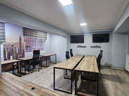 Jepet me qira Ambient i Investuar per *Zyra* (130m2) *1,350€* - fiks ne *QENDER ((Pamje nga Sheshi Skenderbej))* Kat. 2 - *PARKET* | Kondicioner || Ndricim Me Spote LED