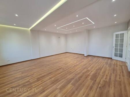 OFFICE FOR RENT 3+1+2 ON MAIN STREET-ZOGU I ZI!