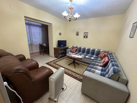 Tek Shkolla e Baletit jepet me qera apartament 2+1,i mobiluar.500 Euro       