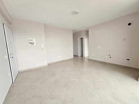 Affittasi Apt 3+1 (+ Blocco)  Super Spazioso 100 m2  (Ali dem  - Vicino al campo )  PALAZZO NUOVO E VILLETTA DELL'ANNO 2025,  con Ascensore  50.000 leke / Mese ideale per uffici