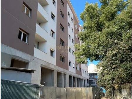 VENDESI APPARTAMENTO 2 + 1 + POSTO AUTO VICINO ALLA SCUOLA ROSSA !
