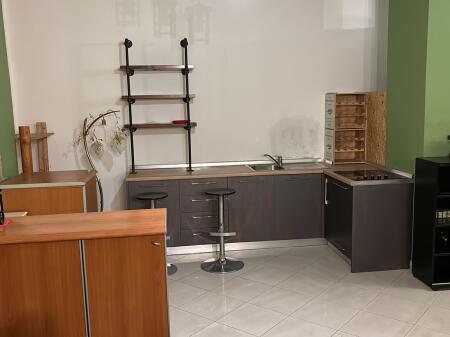 Locale in affitto in Piazza Skenderbej