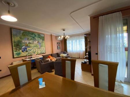  Jepet me qira apartament 3+1+2