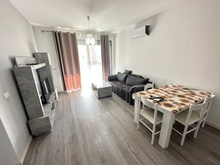  Appartamento 2+1+2 in affitto  Complesso Fiori di Bosco, Tirana  5° piano, edificio nuovo con 2 ascensori  Organizzazione funzionale e ambienti confortevoli   Prezzo: 650 € / mese  
