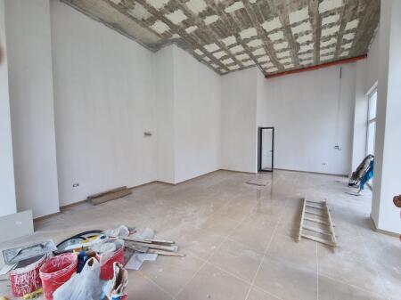 At New Boulevard, Residence Aqe 75 𝐦AVID, a business space with an area of 75 𝐦² empty with a glass facade is for rent.