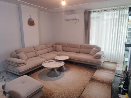 Yzberisht Jepet me qira apartament 2+1 i mobiluar, me sipërfaqe 100 m², i pozicionuar në katin e 5-të të një pallati të mirëmbajtur, në rrugën Besim Alla.