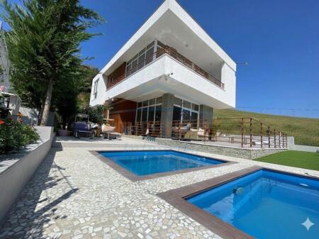 AFFITTASI VILLA SU DUE PIANI A FARKE