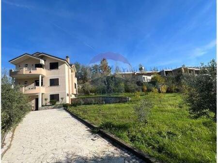 WE SELL A VILLA WITH 3 FLOORS IN FARKE!