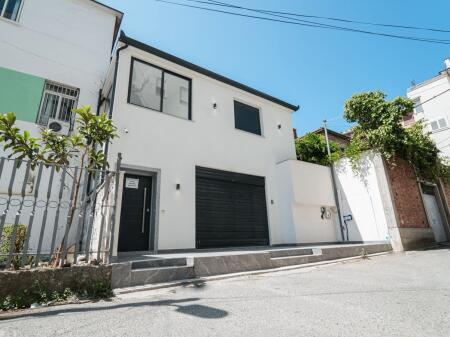 Locale Commerciale in Affitto nel Quartiere 2 a Durazzo