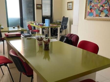  Zyra 42 m² për Qira – Pozicion Strategjik pranë Liceut Artistik