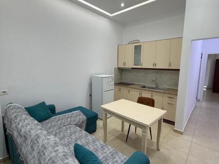  Jepet me qira apartament 1+1 – Vilat Gjermane   Zona: Vilat Gjermane  Pallat i ri  Apartamenti është i mobiluar dhe në gjendje shumë të mirë  Kuzhinë e kompletuar  Dhomë gjumi komode  Ndriçim natyral dhe ambient i qetë   Çmimi: 40.000 lekë / muaj