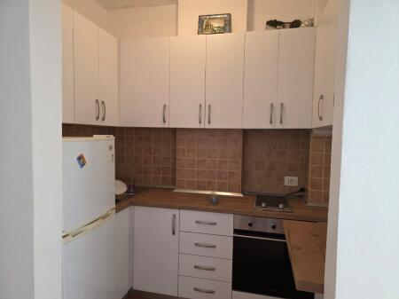 Apartament 1+1 me kuzhinë të veçuar në Golem