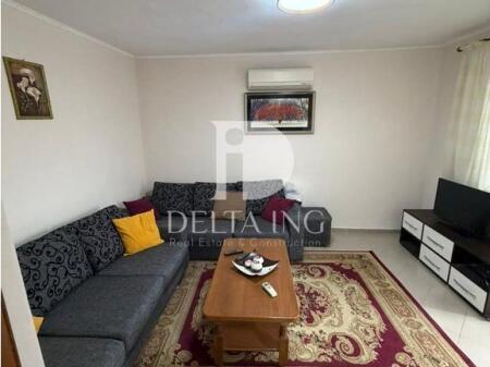 Shitet apartament 1+1 i pozicionuar përballë Shkollës së Bashkuar