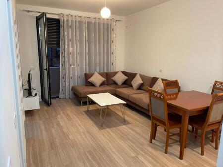 Jepet me qera apartament  1+1, i mobiluar kati 2-te me ashensor te rruga Siri Kodra