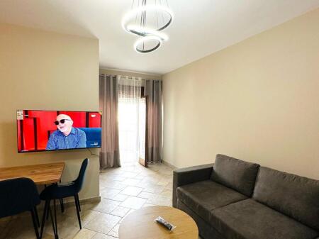 APARTAMENT 1+1 ME QIRA – QENDËR, RRUGA KOSTANDIN KRISTOFORIDHI 