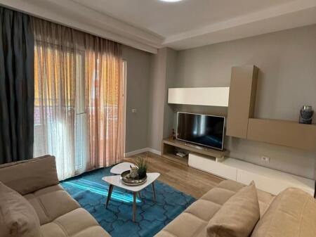 Shitet apartament 2+1+2 poste parkimi te perfshira ne Myslym Shyr