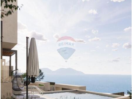 Villa di 3 piani in vendita con vista sul mare a Ujë të Ftohtë