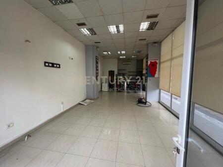 Locale commerciale a Durazzo in AFFITTO