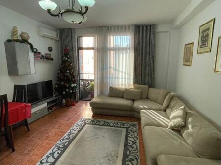 Shitet, Apartament 2+1, Bllok, Tiranë.