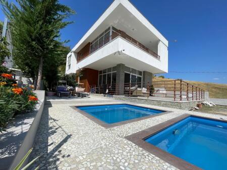  Vilë Dy-Katëshe me Qira – Buzë Liqenit të Farkës  Çmimi: 2.500 € / muaj