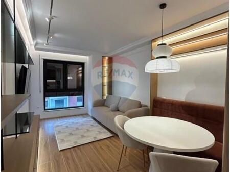 Apartament - Për Qira - Komuna e Parisit, Tiranë