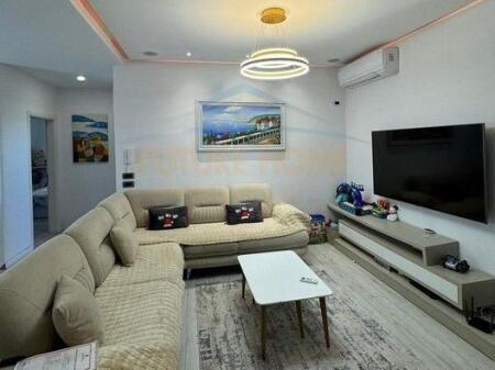 Shitet Apartament 2+1+2+ Verande, Shkozë..